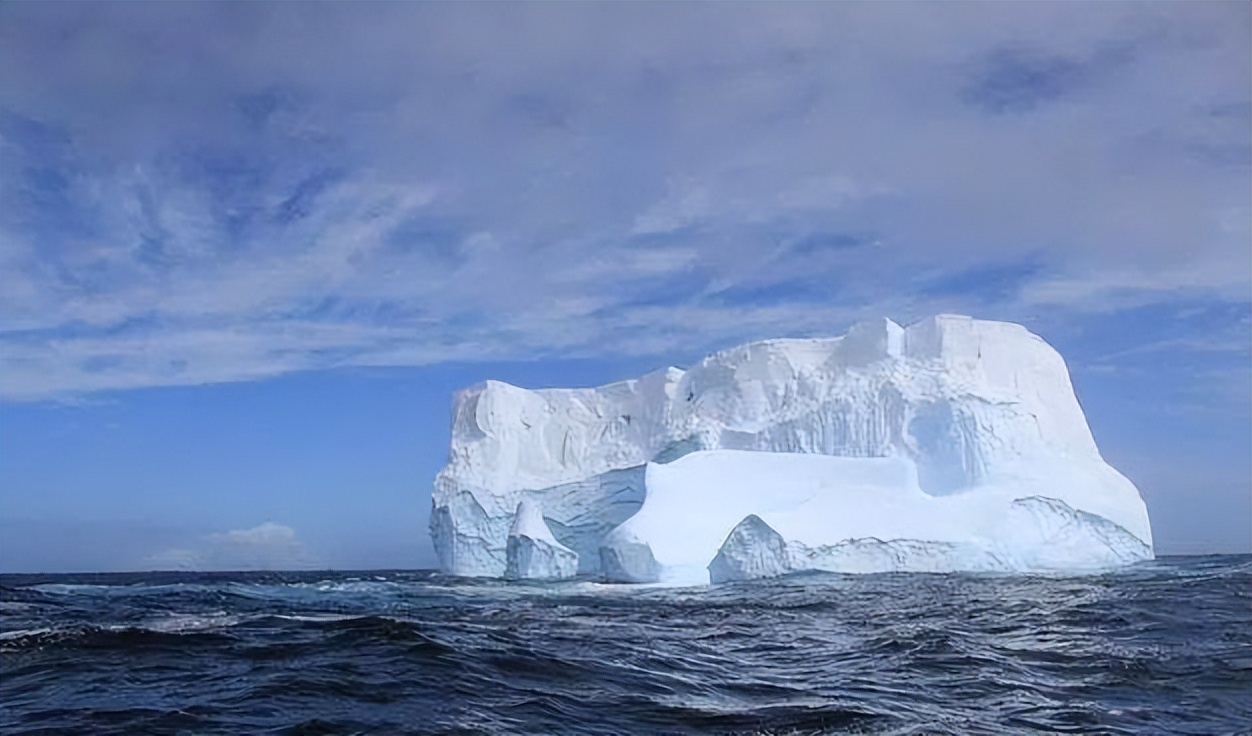 陵蘭冰蓋是覆蓋世界最大島嶼格陵蘭島的冰蓋，也是世界第二大冰蓋