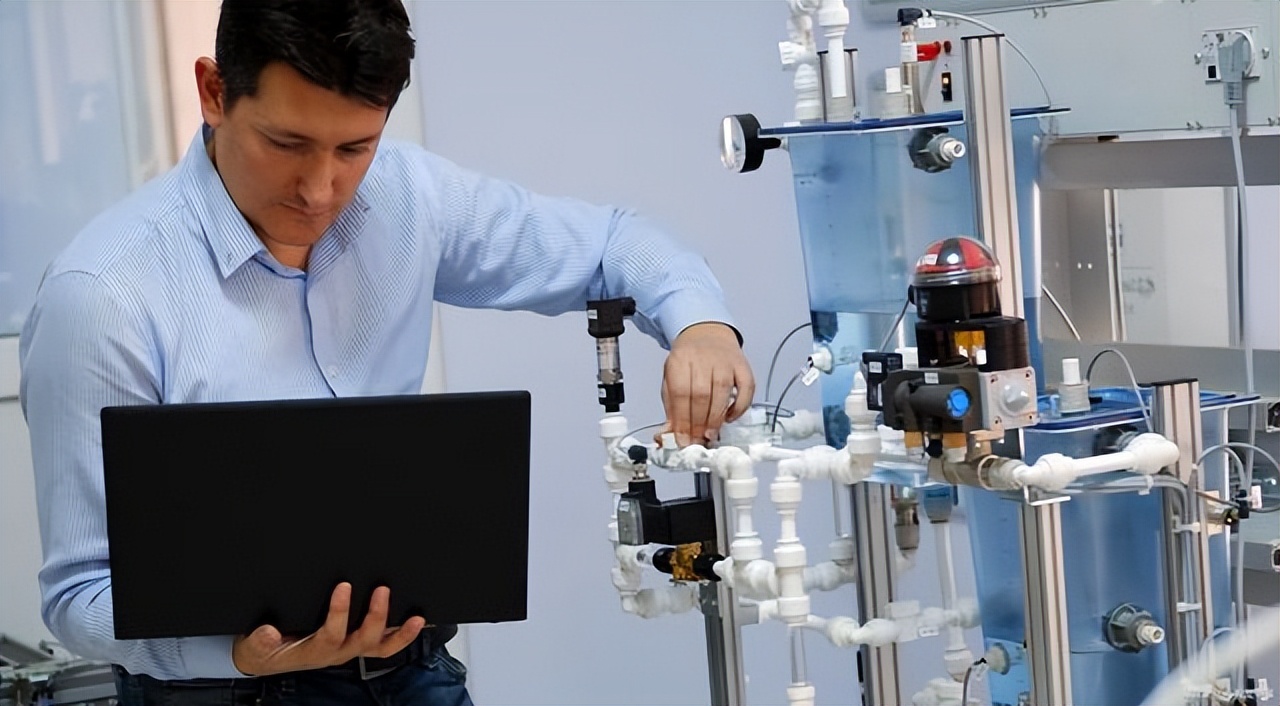 PLC是一種用程序來改變控制功能的工業控制計算機